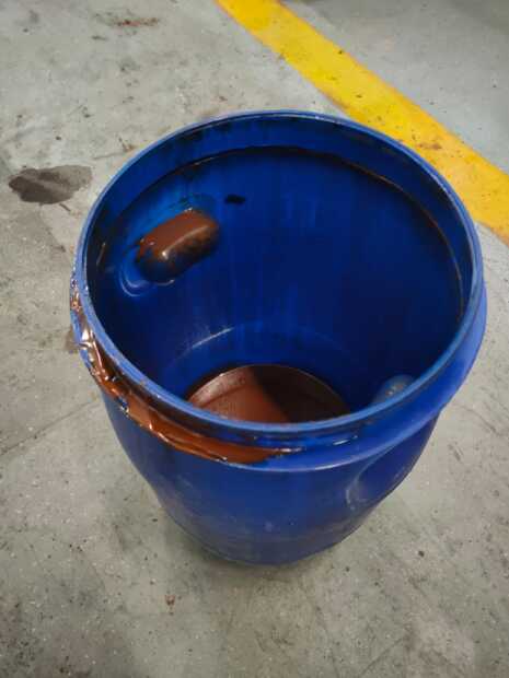 PE BARREL 30L AFTER CHOCOLATE USED WITHOUT UN REMOVABLE LID + LEVER LOCK(4)